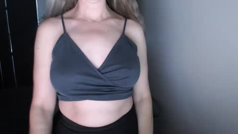 LoVe On  online show from 11-24-25, 03:01