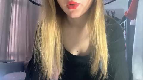 Ella online show from 10-31-25, 06:47