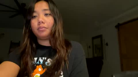 Snapshot of lovellly_ chatting on 01-11-25, 01:37 Love online show from 01-11-25, 01:37