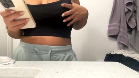 Snapshot of lovellly_ chatting on 01-30-25, 09:47 Love online show from 01-30-25, 09:47