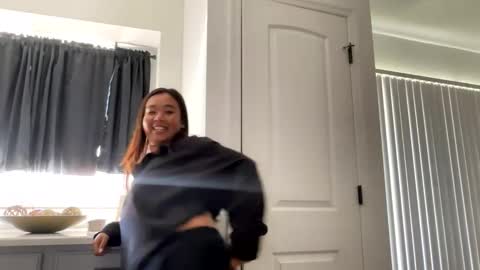 Snapshot of lovellly_ chatting on 03-02-25, 04:21 Love online show from 03-02-25, 04:21