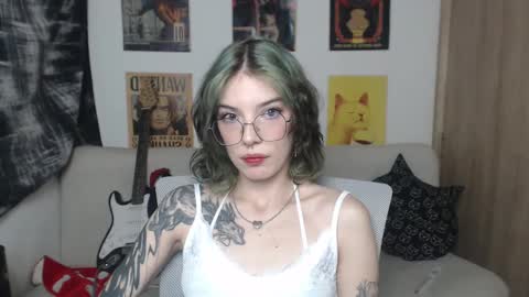Snapshot of lovely_cass chatting on 02-13-25, 04:54 Cassie online show from 02-13-25, 04:54
