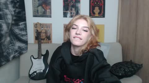 Snapshot of lovely_cass chatting on 03-10-25, 09:32 Cassie online show from 03-10-25, 09:32