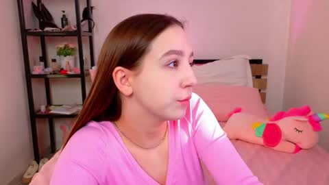 Snapshot of lovely_poppy chatting on 09-18-25, 01:40 Lolly online show from 09-18-25, 01:40
