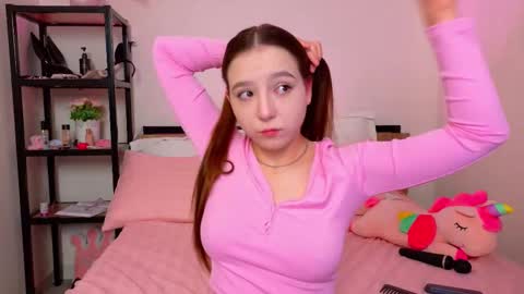 Snapshot of lovely_poppy chatting on 09-20-25, 01:39 Lolly online show from 09-20-25, 01:39