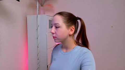 Snapshot of lovely_poppy chatting on 10-14-25, 01:50 Lolly online show from 10-14-25, 01:50