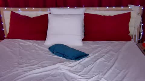 Caroline online show from 11-21-25, 01:26