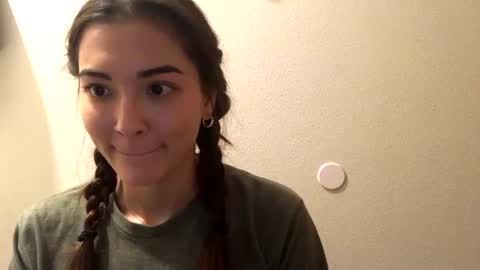 Queen Aria  online show from 12-17-24, 10:22