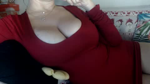 Snapshot of lovelywoman22 chatting on 12-20-24, 06:40 lovelywoman22 online show from 12-20-24, 06:40