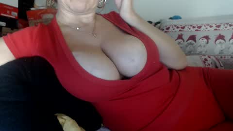 Snapshot of lovelywoman22 chatting on 12-31-24, 04:04 lovelywoman22 online show from 12-31-24, 04:04