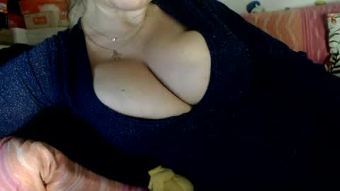 Snapshot of lovelywoman22 chatting on 02-16-25, 03:37 lovelywoman22 online show from 02-16-25, 03:37