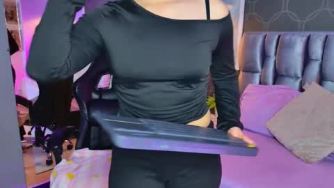 Love  online show from 11-18-25, 08:13