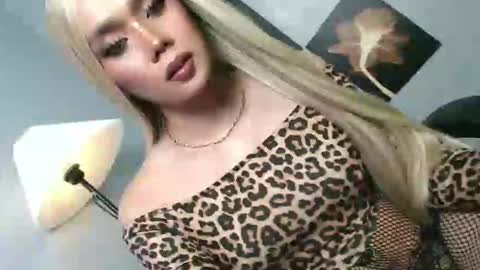 Snapshot of lovers_moon22 chatting on 04-19-26, 06:10 lovers moon22 online show from 04-19-26, 06:10