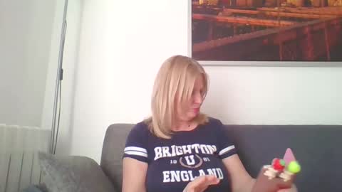 Snapshot of lovestar544963 chatting on 02-04-25, 02:43 Marlyn online show from 02-04-25, 02:43