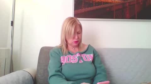 Snapshot of lovestar544963 chatting on 11-29-25, 02:20 Marlyn online show from 11-29-25, 02:20