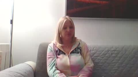 Snapshot of lovestar544963 chatting on 01-10-26, 12:12 Marlyn online show from 01-10-26, 12:12