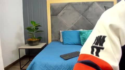 luca_morettii online show from 10-06-25, 12:24