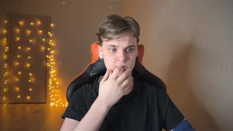 Snapshot of lucas_dany chatting on 01-24-25, 01:24 Lucas Gill online show from 01-24-25, 01:24