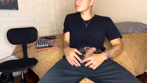 Snapshot of luchosaando chatting on 12-18-24, 01:59 Felipe online show from 12-18-24, 01:59