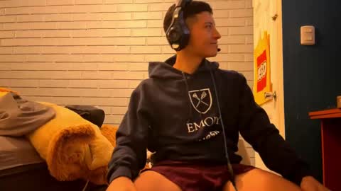 Snapshot of luchosaando chatting on 12-27-24, 02:25 Felipe online show from 12-27-24, 02:25