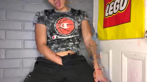 Snapshot of luchosaando chatting on 12-28-24, 02:43 Felipe online show from 12-28-24, 02:43