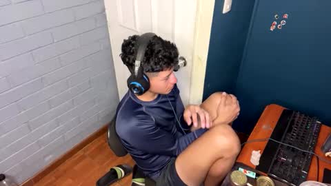 Snapshot of luchosaando chatting on 02-28-25, 01:37 Felipe online show from 02-28-25, 01:37