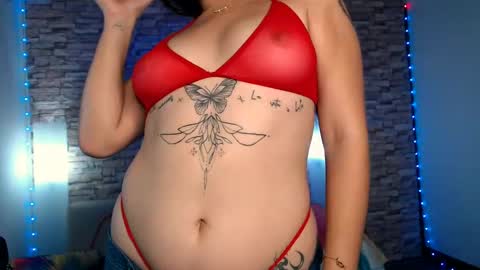 Snapshot of lucia_amores chatting on 12-21-24, 01:36 Luci online show from 12-21-24, 01:36