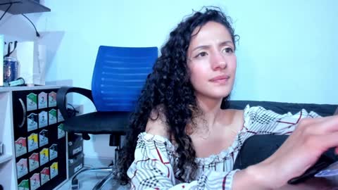 Snapshot of lucia_fuster chatting on 01-13-25, 02:07 Lucia online show from 01-13-25, 02:07