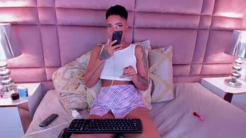 Snapshot of luciawallace chatting on 02-11-25, 01:31 lucia wallace online show from 02-11-25, 01:31