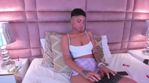 Snapshot of luciawallace chatting on 02-18-25, 12:37 lucia wallace online show from 02-18-25, 12:37