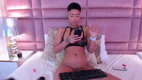 Snapshot of luciawallace chatting on 02-19-25, 02:33 lucia wallace online show from 02-19-25, 02:33