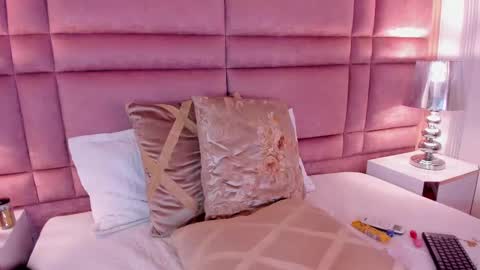 Snapshot of luciawallace chatting on 02-28-25, 02:09 lucia wallace online show from 02-28-25, 02:09