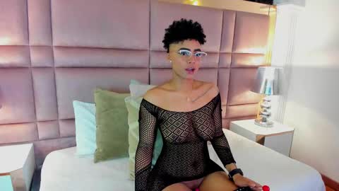 Snapshot of luciawallace chatting on 09-21-25, 09:27 lucia wallace online show from 09-21-25, 09:27