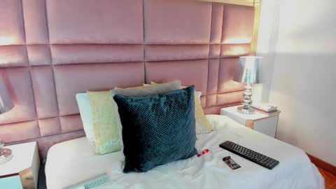 Snapshot of luciawallace chatting on 10-11-25, 04:22 lucia wallace online show from 10-11-25, 04:22