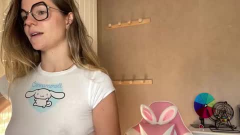 Snapshot of lucie_hot chatting on 09-27-25, 09:14 Lucie hot follow me on online show from 09-27-25, 09:14