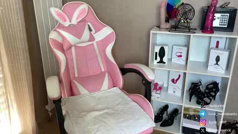 Snapshot of lucie_hot chatting on 09-29-25, 08:30 Lucie hot follow me on online show from 09-29-25, 08:30