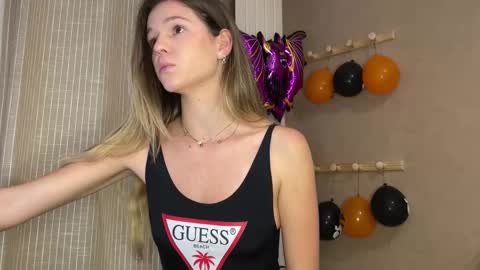 Snapshot of lucie_hot chatting on 10-22-25, 06:18 Lucie hot follow me on online show from 10-22-25, 06:18