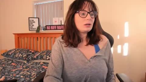 Snapshot of luciewintersuk chatting on 01-02-25, 12:13 Lucie Winters online show from 01-02-25, 12:13