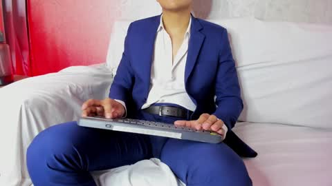 Leo online show from 02-11-25, 02:35