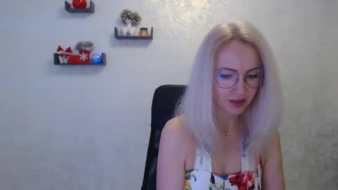 Snapshot of luckcristal chatting on 12-19-24, 03:30 Arina online show from 12-19-24, 03:30