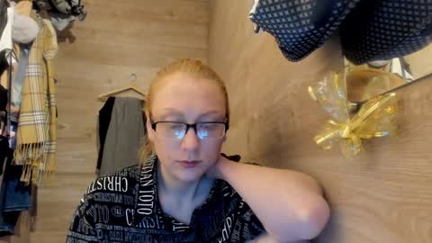 lucky_licky20 online show from 12-28-24, 04:08