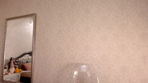 Mia online show from 12-16-24, 06:27