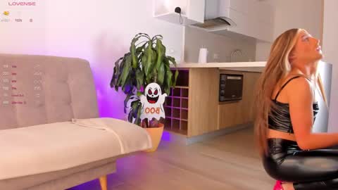 Snapshot of lucy__77 chatting on 10-22-25, 03:56 Hello my name is Lucy nice to meet you  thumb up is important for me kisses     online show from 10-22-25, 03:56