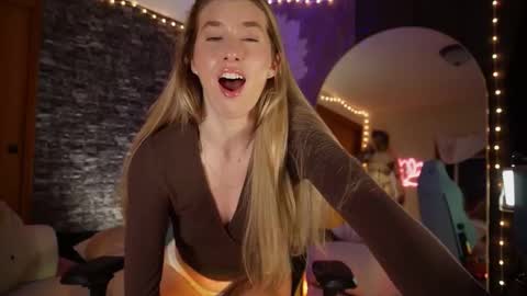 Snapshot of lucy_gooosey chatting on 01-11-26, 05:23 Lucy. online show from 01-11-26, 05:23