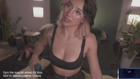 Snapshot of lucyallenx chatting on 02-22-25, 05:02 Lucy Alien online show from 02-22-25, 05:02