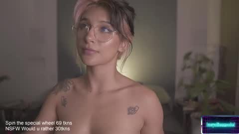 Snapshot of lucyallenx chatting on 02-25-25, 01:52 Lucy Alien online show from 02-25-25, 01:52