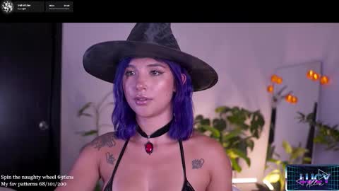 Snapshot of lucyallenx chatting on 10-17-25, 08:11 Lucy Alien online show from 10-17-25, 08:11