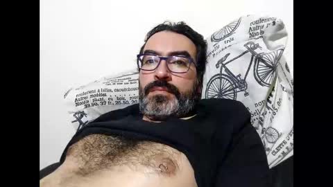 Snapshot of luis2988z chatting on 11-28-25, 02:03 Hairyman online show from 11-28-25, 02:03