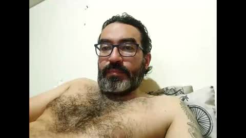 Snapshot of luis2988z chatting on 12-04-25, 04:11 Hairyman online show from 12-04-25, 04:11