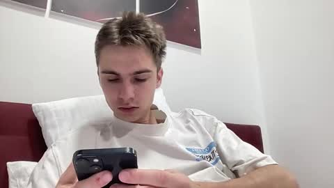 Luis online show from 10-22-25, 01:11